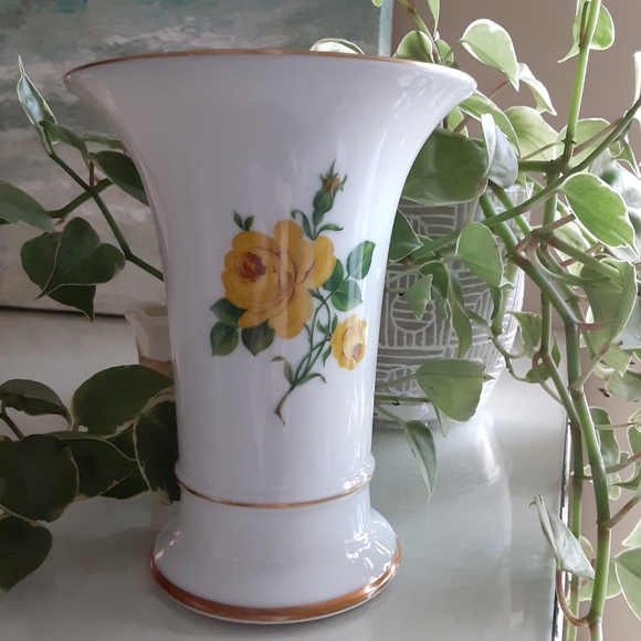 AK Kaiser "Charlottenburg" Porcelain Vase Yellow Roses Gold Trim - Picture 1 of 7